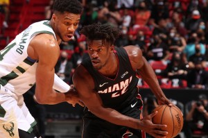  巴特勒带伤出战砍三双感动全场  