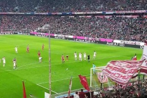  拜仁功勋重返安联，全场掌声温情满满  